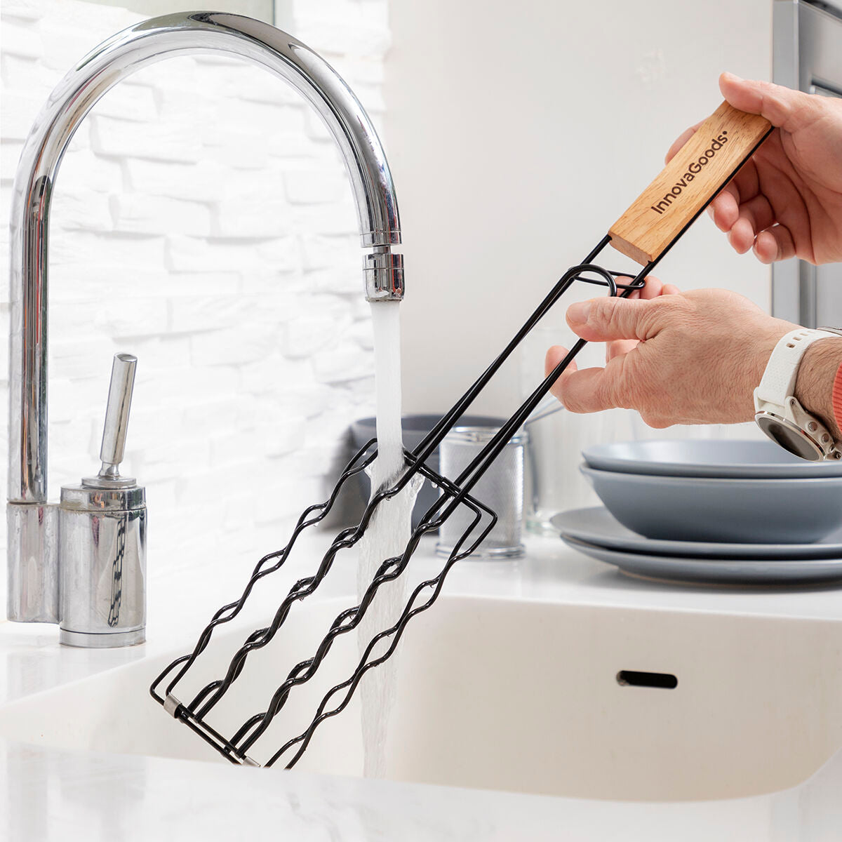 Sosket BBQ Worstengrill - Draaibaar Grillrek voor 6 Worsten | InnovaGoods