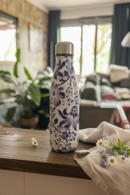 Isoleerfles 500ml Delfts blauw gestyled met linnen servet en bloemen